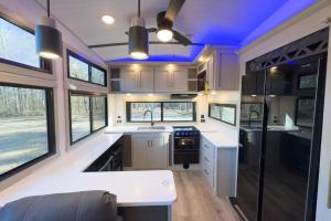 een keuken in een camper met een blauw plafond bij Clemson RV Park at the Grove in Pendleton