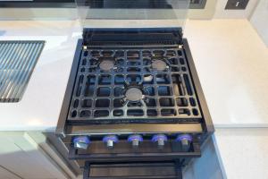 een bovenaanzicht van een kookplaat oven bij Clemson RV Park at the Grove in Pendleton +3 foto's