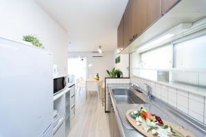 Kuchyň nebo kuchyňský kout v ubytování Miraie Kuwana simofukayabe