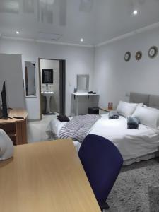 A bed or beds in a room at Klerksdorp Flamwood Central Apt