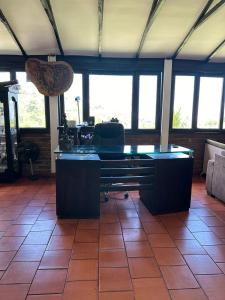 an office with a desk and a chair on a tile floor at Casa Campestre Buga Parcelación Paraiso de Sonsito in Buga