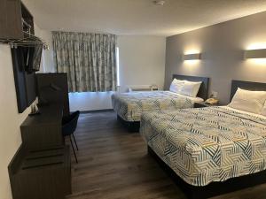 a hotel room with two beds and a window at Motel 6-Wisconsin Rapids, WI in Wisconsin Rapids +39 photos