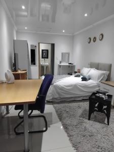 Postel nebo postele na pokoji v ubytování Klerksdorp Flamwood Central Apt