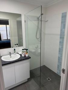 un bagno con doccia in vetro e lavandino di Golfers dream 300m to the beach a Dawesville