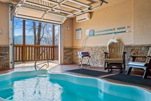 Bazén v ubytování Legends Pool Lodge nebo v jeho okolí