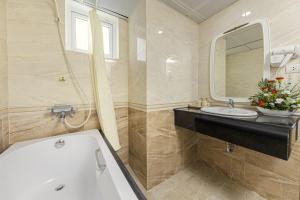 Ένα μπάνιο στο Chalcedony Grand Hotel