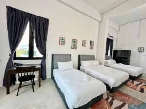 Postel nebo postele na pokoji v ubytování Ferringhi Inn 51