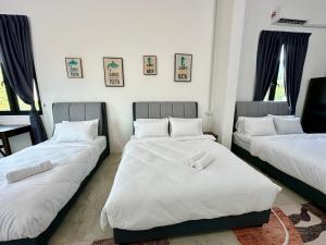 Postel nebo postele na pokoji v ubytování Ferringhi Inn 51