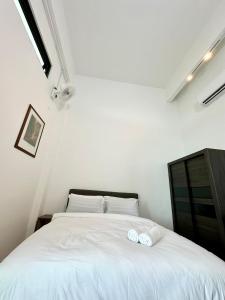 Postel nebo postele na pokoji v ubytování Ferringhi Inn 51