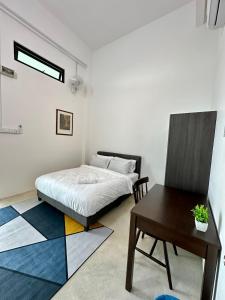 Postel nebo postele na pokoji v ubytování Ferringhi Inn 51