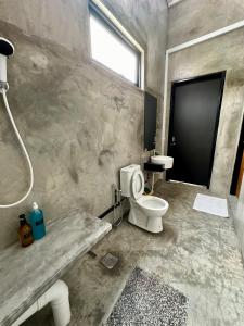 Koupelna v ubytování Ferringhi Inn 51