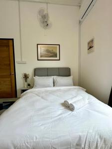 Postel nebo postele na pokoji v ubytování Ferringhi Inn 51