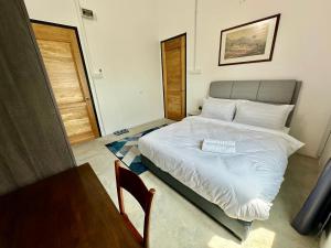 Postel nebo postele na pokoji v ubytování Ferringhi Inn 51