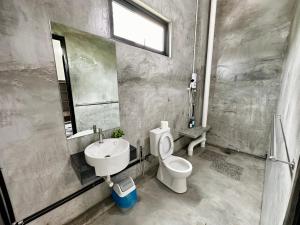 Koupelna v ubytování Ferringhi Inn 51