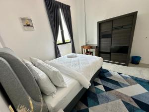 Postel nebo postele na pokoji v ubytování Ferringhi Inn 51