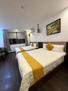 Postel nebo postele na pokoji v ubytování Hanoi Cozy Legend Hotel