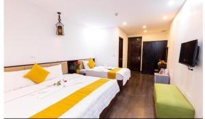 Postel nebo postele na pokoji v ubytování Hanoi Cozy Legend Hotel + 1 fotografie