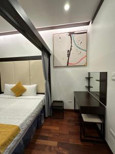 Postel nebo postele na pokoji v ubytování Hanoi Cozy Legend Hotel