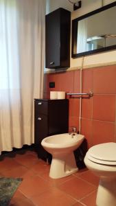 a bathroom with a toilet and a sink at Villa Raffaello in Porto San Paolo