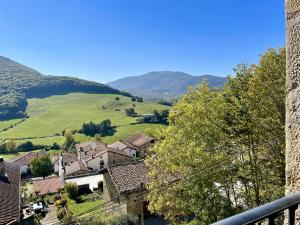 a view of a village with mountains in the background at Palacio de Aralar Terracita in Oskotz