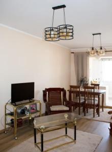TV a/nebo společenská místnost v ubytování Pogradec Central Apartment