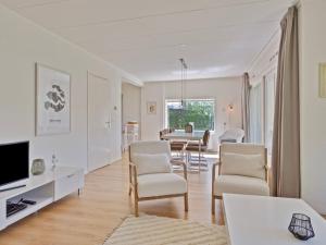 Μια τηλεόραση ή/και κέντρο ψυχαγωγίας στο Holiday Home in Biggekerke near Seabeach