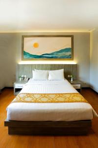 Uma cama ou camas num quarto em Front One HK Resort Simpang Lima