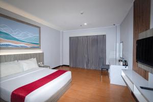 Uma cama ou camas num quarto em Front One HK Resort Simpang Lima
