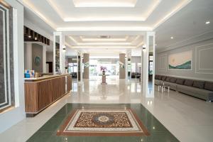 A área de receção ou átrio de Front One HK Resort Simpang Lima