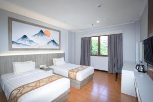Uma cama ou camas num quarto em Front One HK Resort Simpang Lima