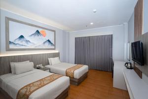 Uma cama ou camas num quarto em Front One HK Resort Simpang Lima