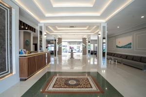 A área de receção ou átrio de Front One HK Resort Simpang Lima