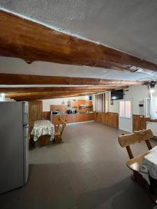 ein großer Raum mit Küche und Wohnzimmer in der Unterkunft Pensiunea Simone in Cîrţişoara + 26 Fotos