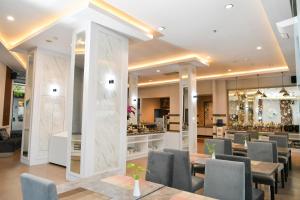Uma área de estar em Front One HK Resort Simpang Lima