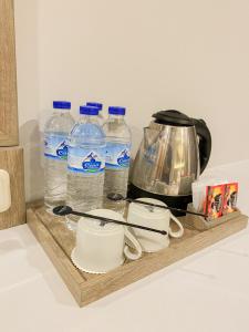 Comodidades para chá e café em Front One HK Resort Simpang Lima