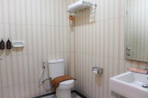 um banheiro com vaso sanitário e pia em Front One HK Resort Simpang Lima em Jomblang