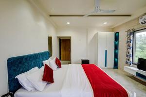 Postel nebo postele na pokoji v ubytování The leaf resort Mahabaleshwar
