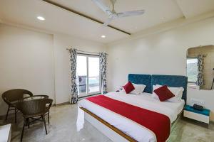 Postel nebo postele na pokoji v ubytování The leaf resort Mahabaleshwar