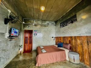 TV a/nebo společenská místnost v ubytování The Mae Homstayผาฮี้