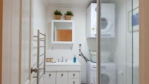 Fotografie z fotogalerie ubytování Spacious 2BR Beachfront Apartment - The Coachhouse v destinaci Narrabeen