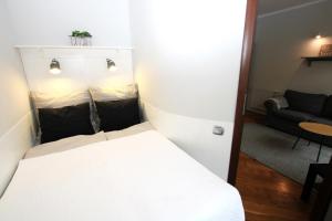 a small room with a bed and a couch at Apartment Classic Comfort in Elblag