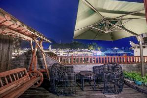 Fotografia z galérie ubytovania 溪桥夜语江景民宿 v destinácii Fenghuang