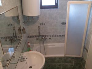 Afbeelding uit fotogalerij van Private room in the apartment in Koper