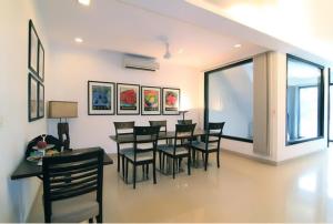 uma sala de jantar com mesa e cadeiras em Rainbow Residency em Nova Deli