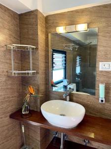 un baño con lavabo y espejo en Chiba Homes, en Pātan 10 fotos más