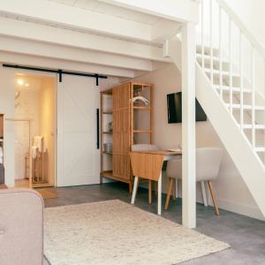 TV a/nebo společenská místnost v ubytování Op Oost Boutique hotel & Restaurant het Kook Atelier