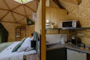 Postel nebo postele na pokoji v ubytování Glamping Martini Kvariati with pool