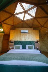 Postel nebo postele na pokoji v ubytování Glamping Martini Kvariati with pool + 15 fotografií