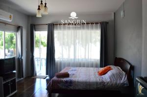 Letto o letti in una camera di Sangjun On Beach Resort