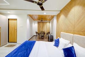 Postel nebo postele na pokoji v ubytování The leaf resort Mahabaleshwar